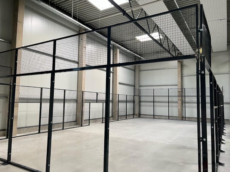 Padel-Court-Konstruktion in einer Halle vor der Montage von Glaswänden und Spielbelag