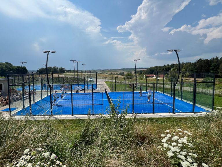 Außenansicht vom Padelplatz, in dem gerade ein Spiel stattfindet