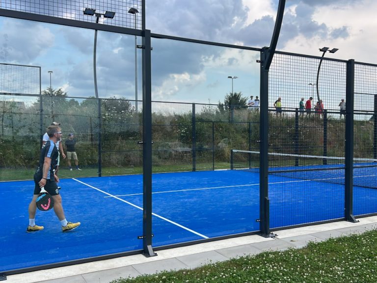 2 Männer stehen auf Padelplatz