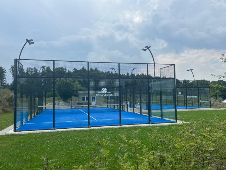 Padelplatz TV Nandlstadt umgeben von Grün